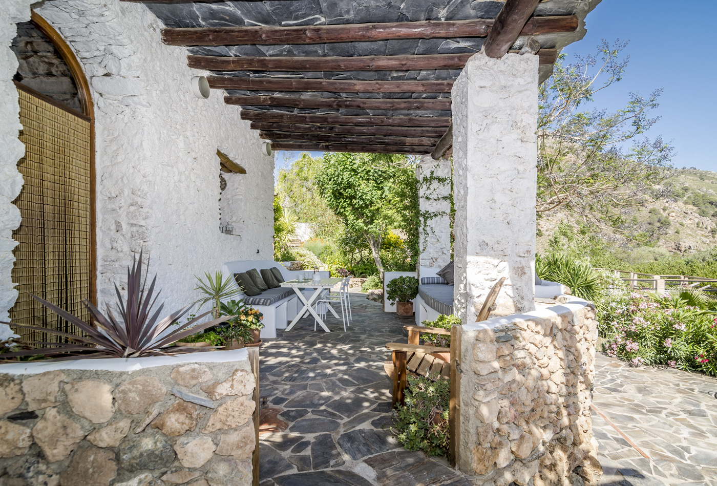 Puertas que se abren a terrazas con sombra